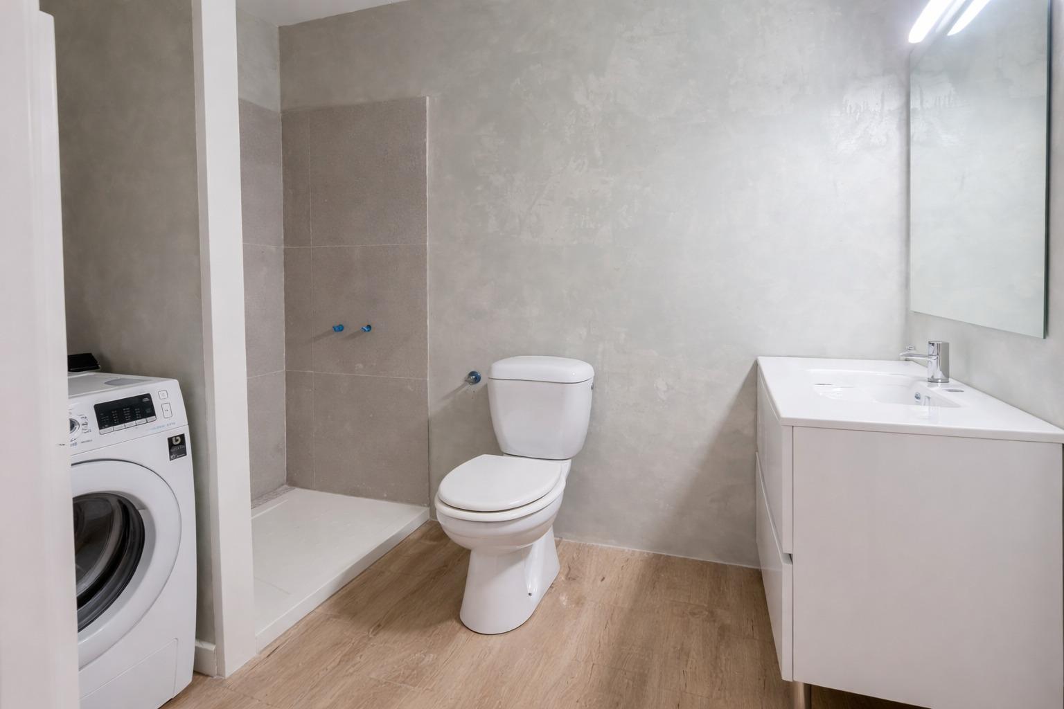 Foto 4 de Espai tipus loft reformat amb cuina i bany – ideal despatx o estudi.