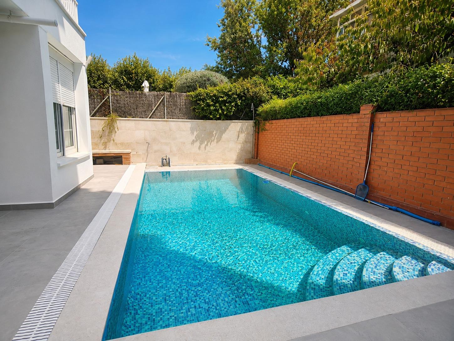 Foto 2 de Casa independent de 4 dormitoris amb piscina privada a Mirasol.